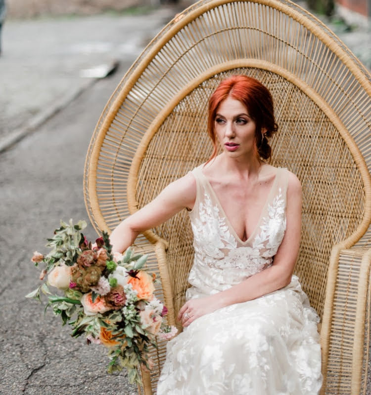 Свадьба бохо невеста с букетом цветов сидя на стуле