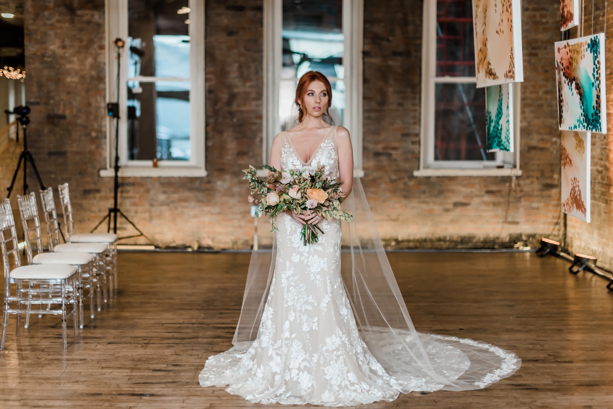 Свадьба бохо невеста в платье с букетом