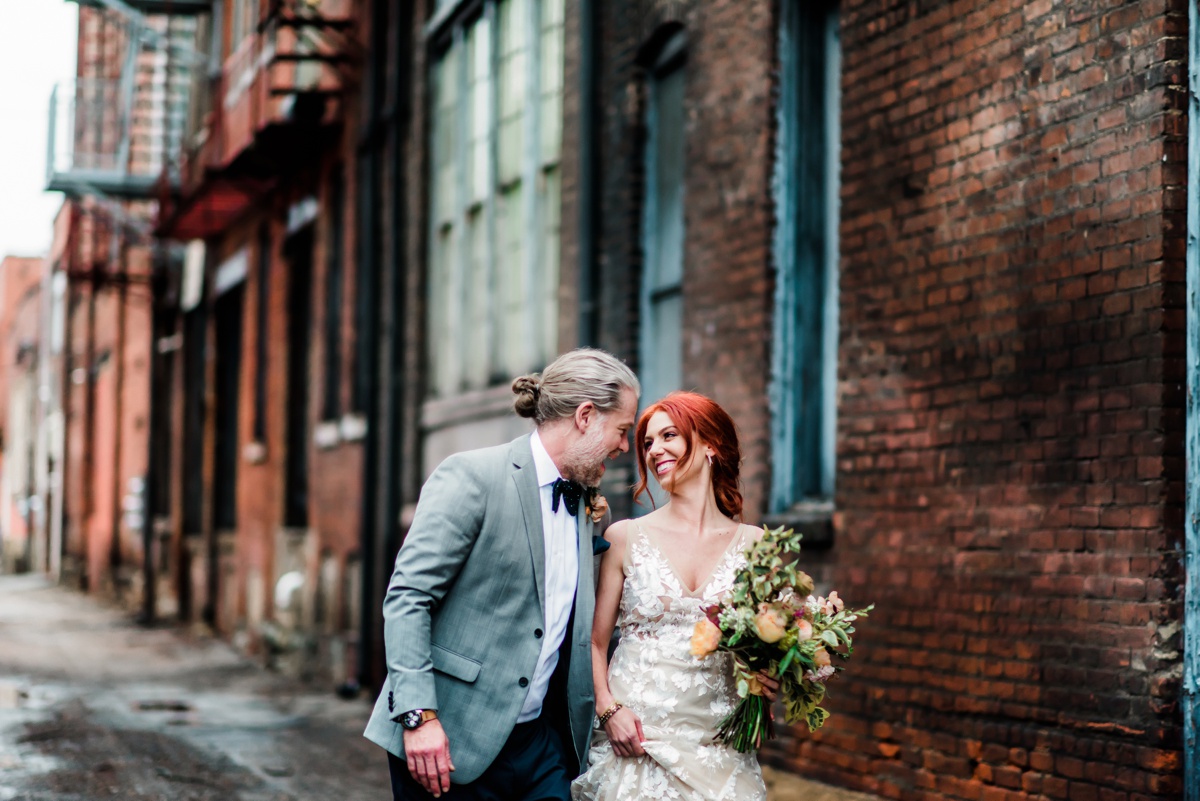 Свадьба бохо жених и невеста на улице