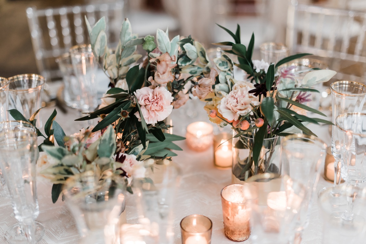 Свадьба бохо цветочная декорация настольная в стаканах