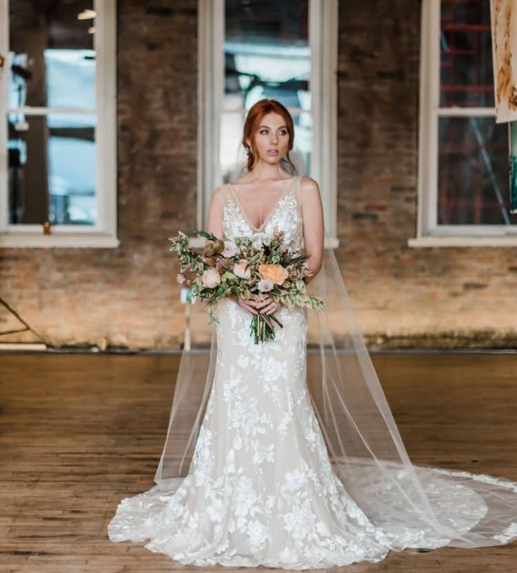 Свадьба бохо невеста с букетом цветов