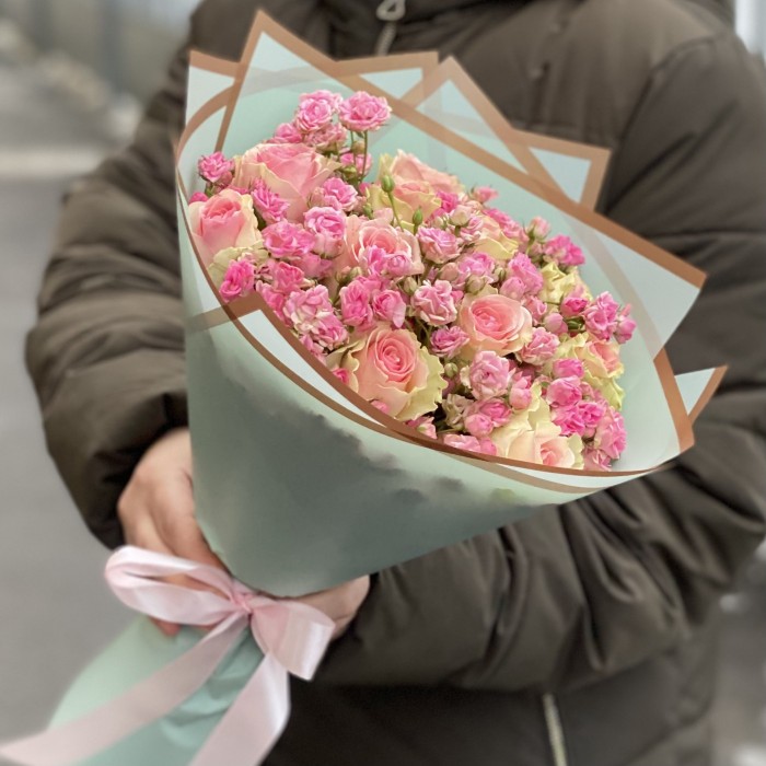 Розовый букет из кустовой розы Джипси и розы Топ Гир