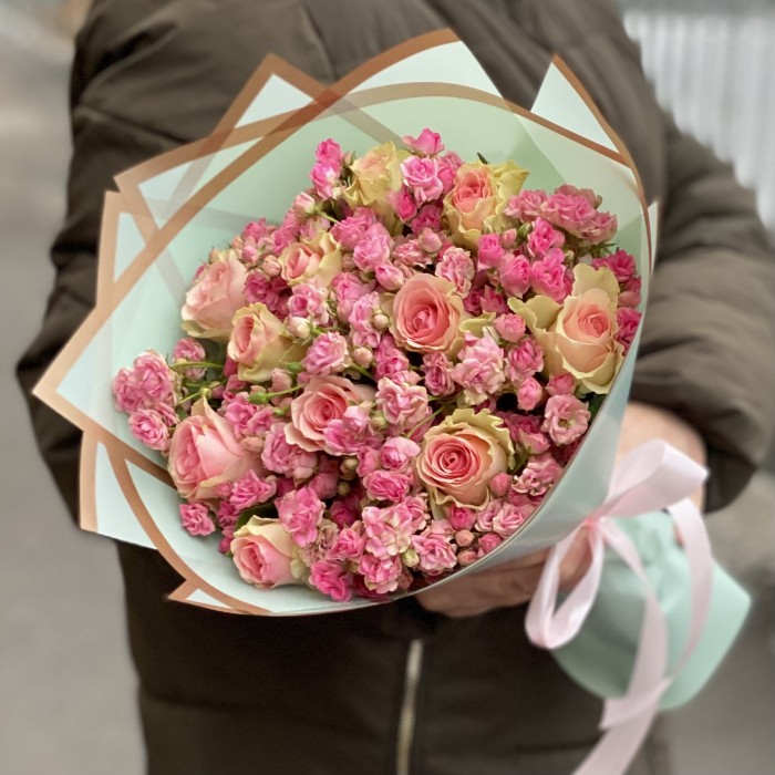 Розовый букет из кустовой розы Джипси и розы Топ Гир