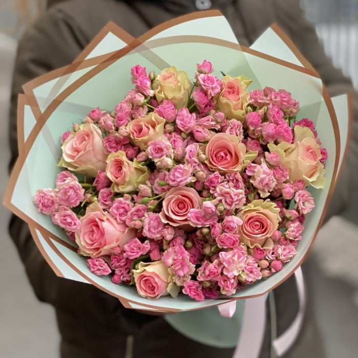 Розовый букет из кустовой розы Джипси и розы Топ Гир