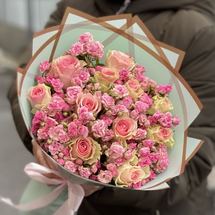 Розовый букет из кустовой розы Джипси и розы Топ Гир