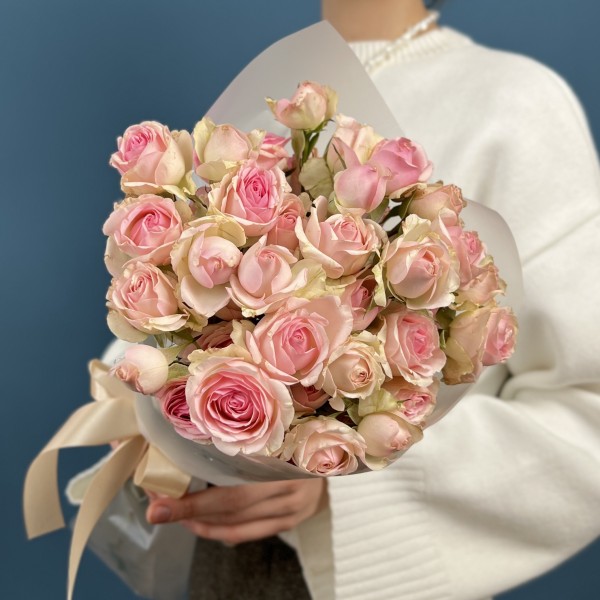 7 кустовых розовых роз Дестини 50 см