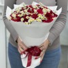 Красная роза с ромашкой