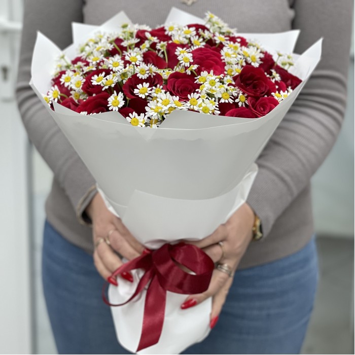 Красная роза с ромашкой