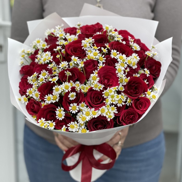 Красная роза с ромашкой
