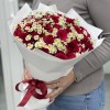 Красная роза с ромашкой