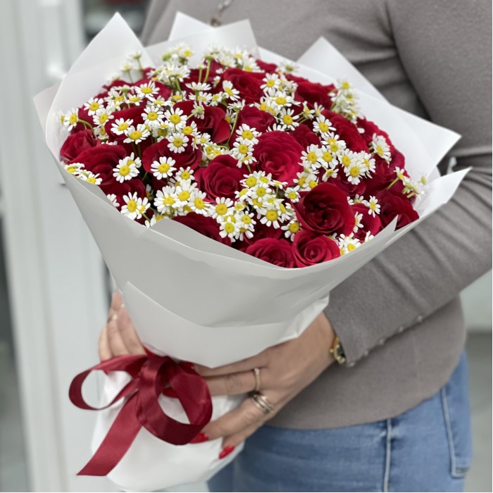 Красная роза с ромашкой