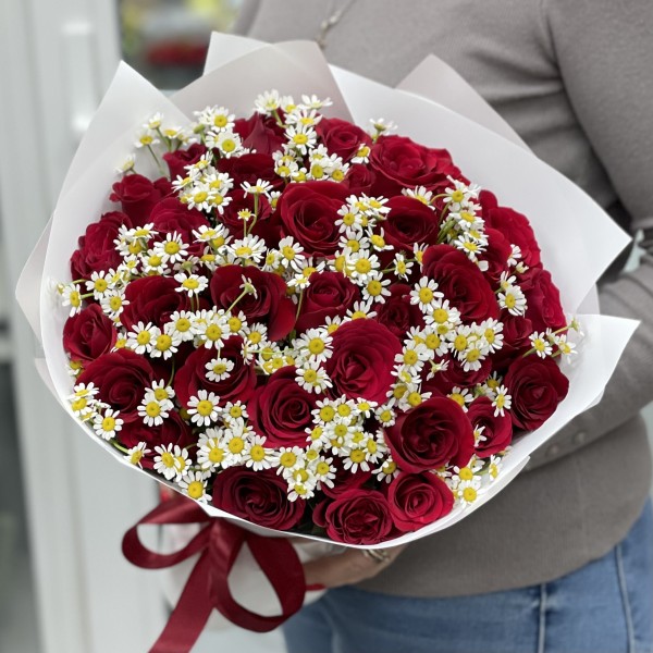 Красная роза с ромашкой