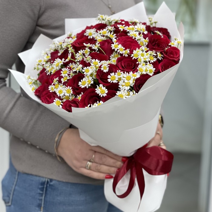 Красная роза с ромашкой