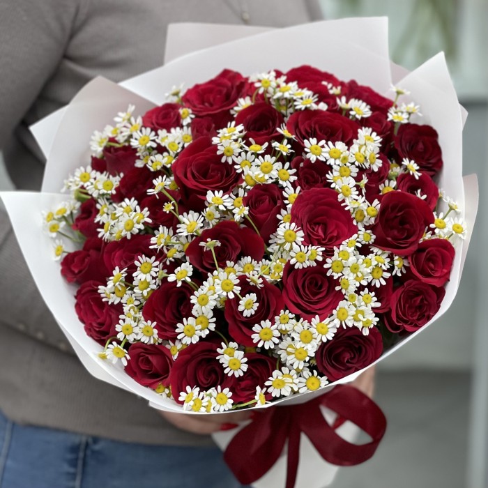 Красная роза с ромашкой