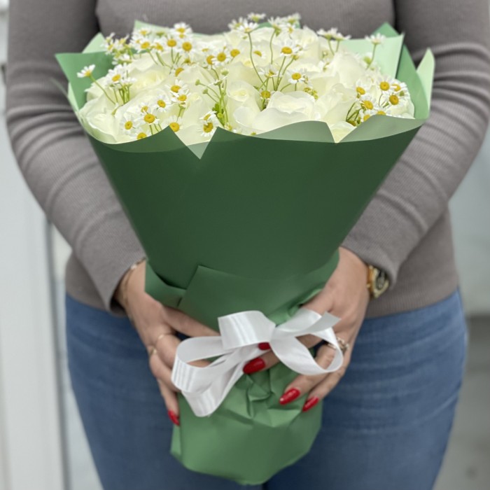 Белая роза с ромашкой