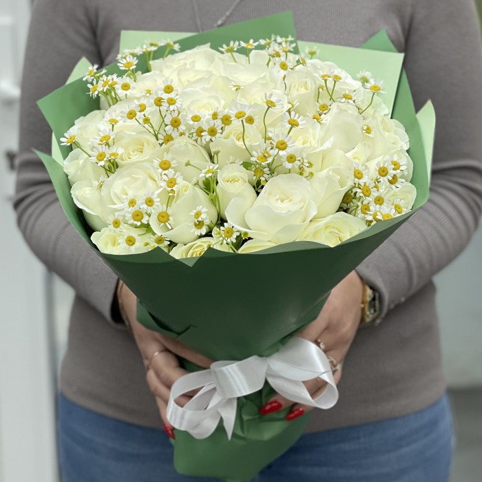 Белая роза с ромашкой