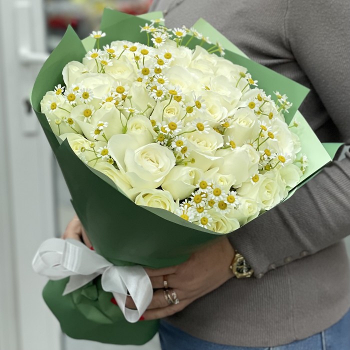 Белая роза с ромашкой
