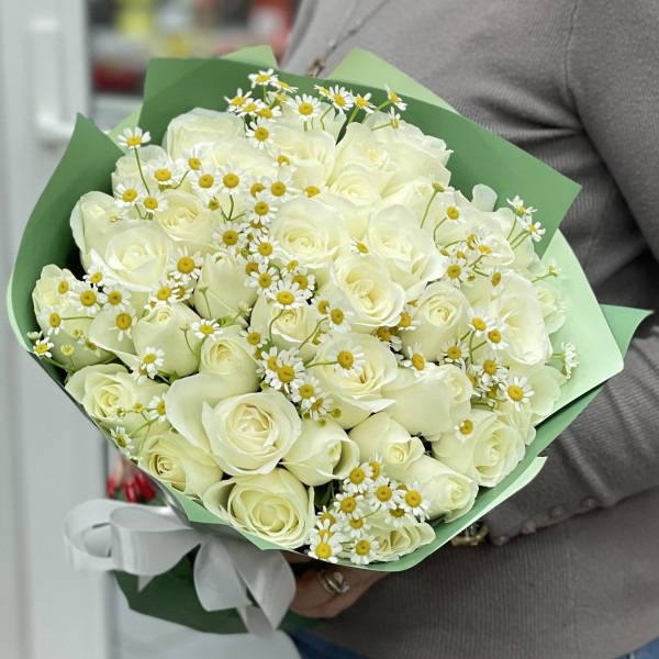 Белая роза с ромашкой