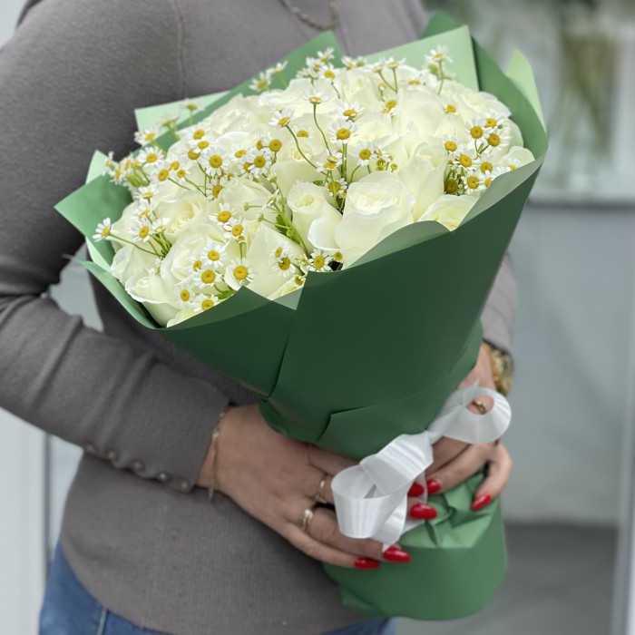 Белая роза с ромашкой