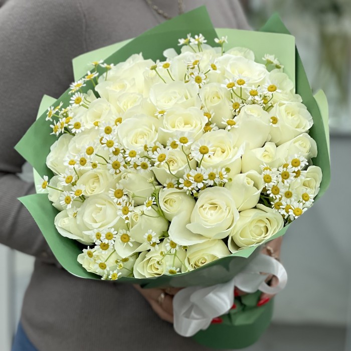 Белая роза с ромашкой