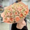 Кремовые пионовидные розы Гравити с гипсофилой