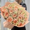 Кремовые пионовидные розы Гравити с гипсофилой