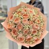 Кремовые пионовидные розы Гравити с гипсофилой
