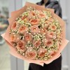 Кремовые пионовидные розы Гравити с гипсофилой