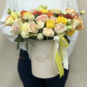 Букет дня  в коробке с розами Яркое настроение