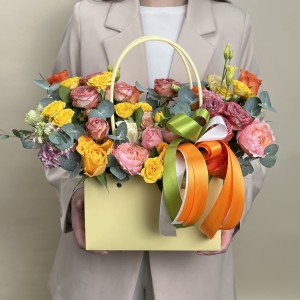 Букет дня в коробке с розами Украшение