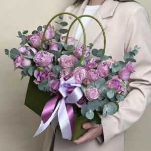 Сиреневая композиция с розами в большой сумочке MIX