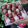 Клубника и бананы в шоколаде с малиной