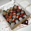 Клубника в молочном шоколаде наслаждение с голубикой 16 шт