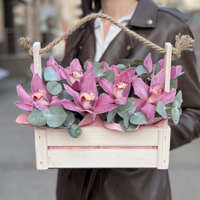 9 розовых орхидей в деревянном ящике