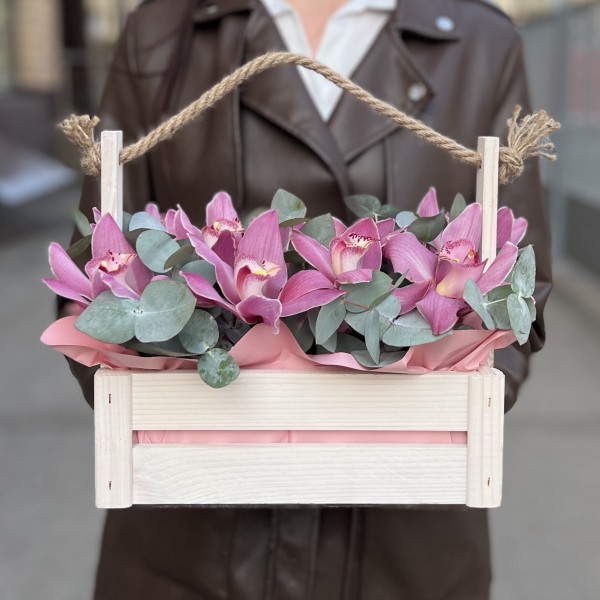 9 розовых орхидей в деревянном ящике