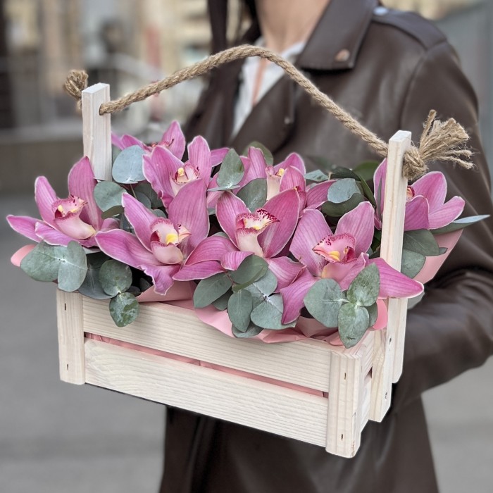 9 розовых орхидей в деревянном ящике