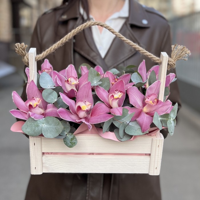 9 розовых орхидей в деревянном ящике