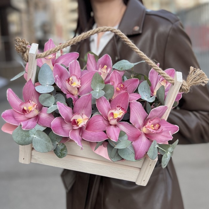 9 розовых орхидей в деревянном ящике