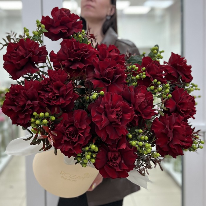 15 пышных роз Хартс в коробке