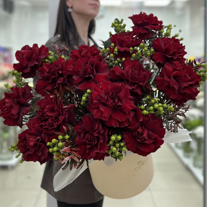 15 пышных роз Хартс в коробке