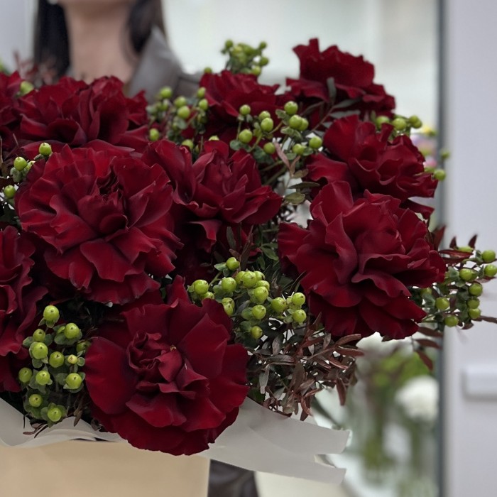 15 пышных роз Хартс в коробке