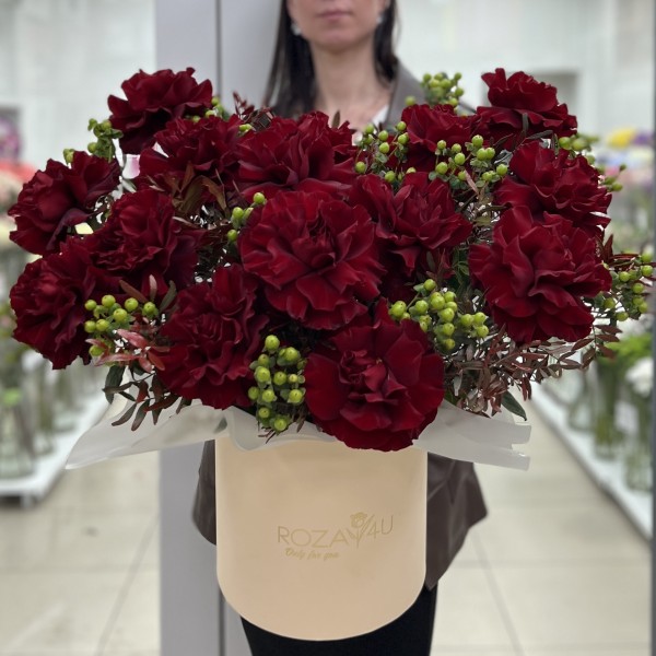 15 пышных роз Хартс в коробке