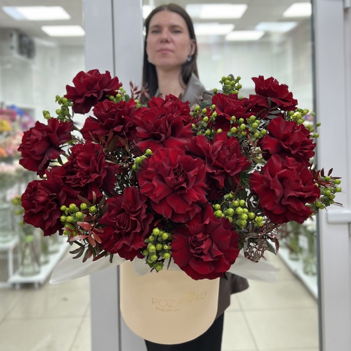 15 пышных роз Хартс в коробке