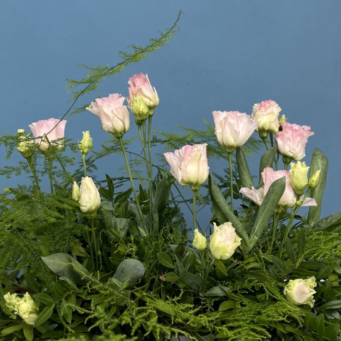 Настольная композиция Первые цветы