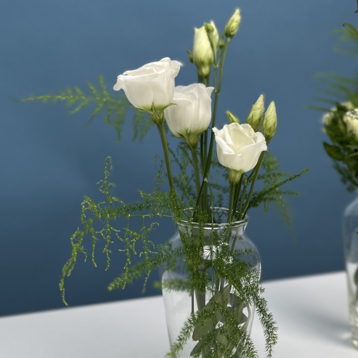 Настольные композиции из трех ваз с эустомой