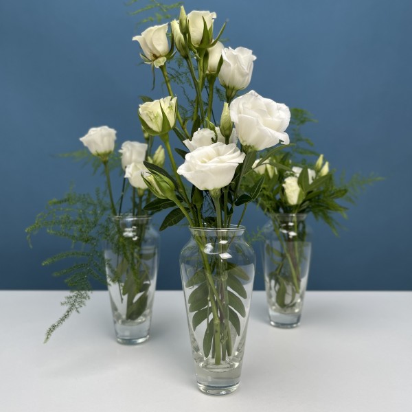 Настольные композиции из трех ваз с эустомой