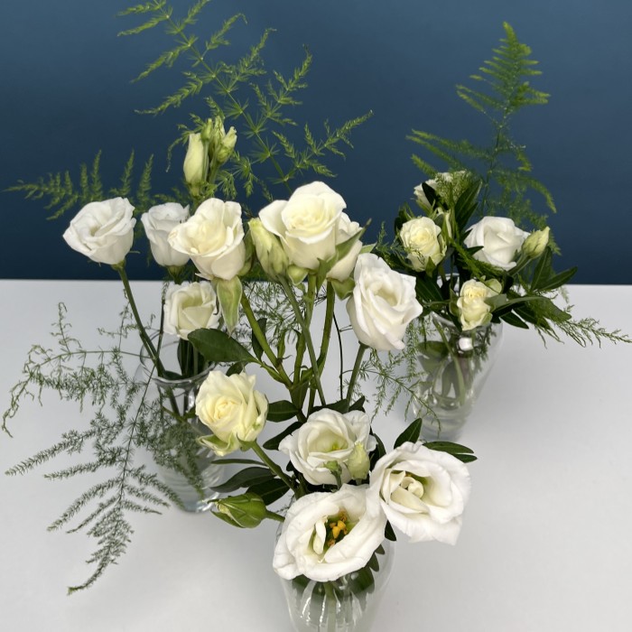 Настольные композиции из трех ваз с эустомой