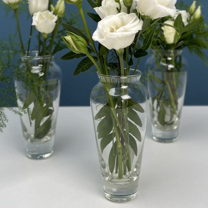 Настольные композиции из трех ваз с эустомой