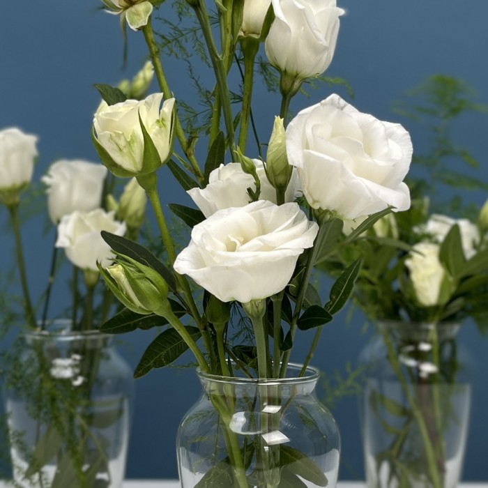 Настольные композиции из трех ваз с эустомой