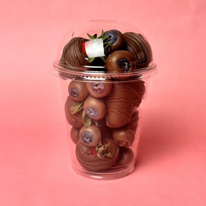 Стаканчик с клубникой и голубикой в молочном шоколаде 300мл